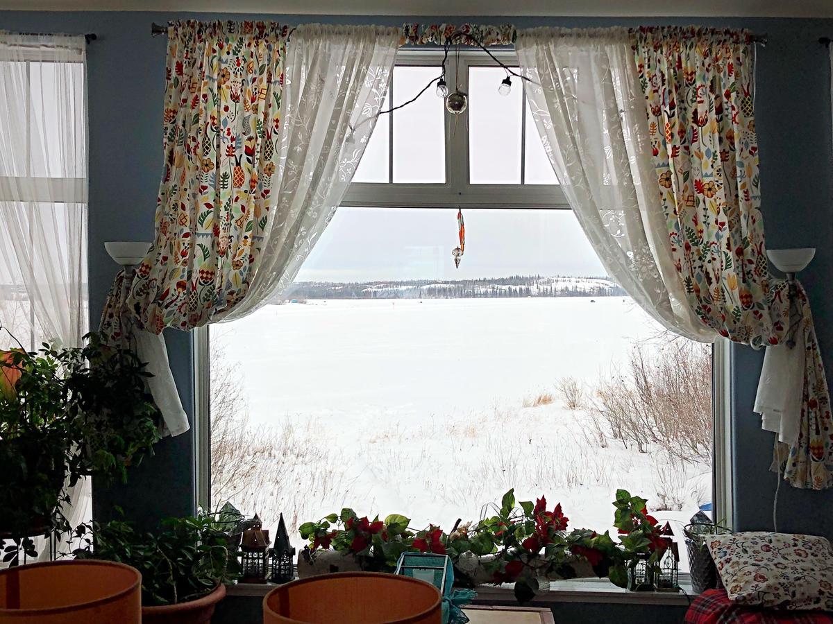 Bed and Breakfast Mabuhay Lakeside Manor Йеллоунайф Экстерьер фото